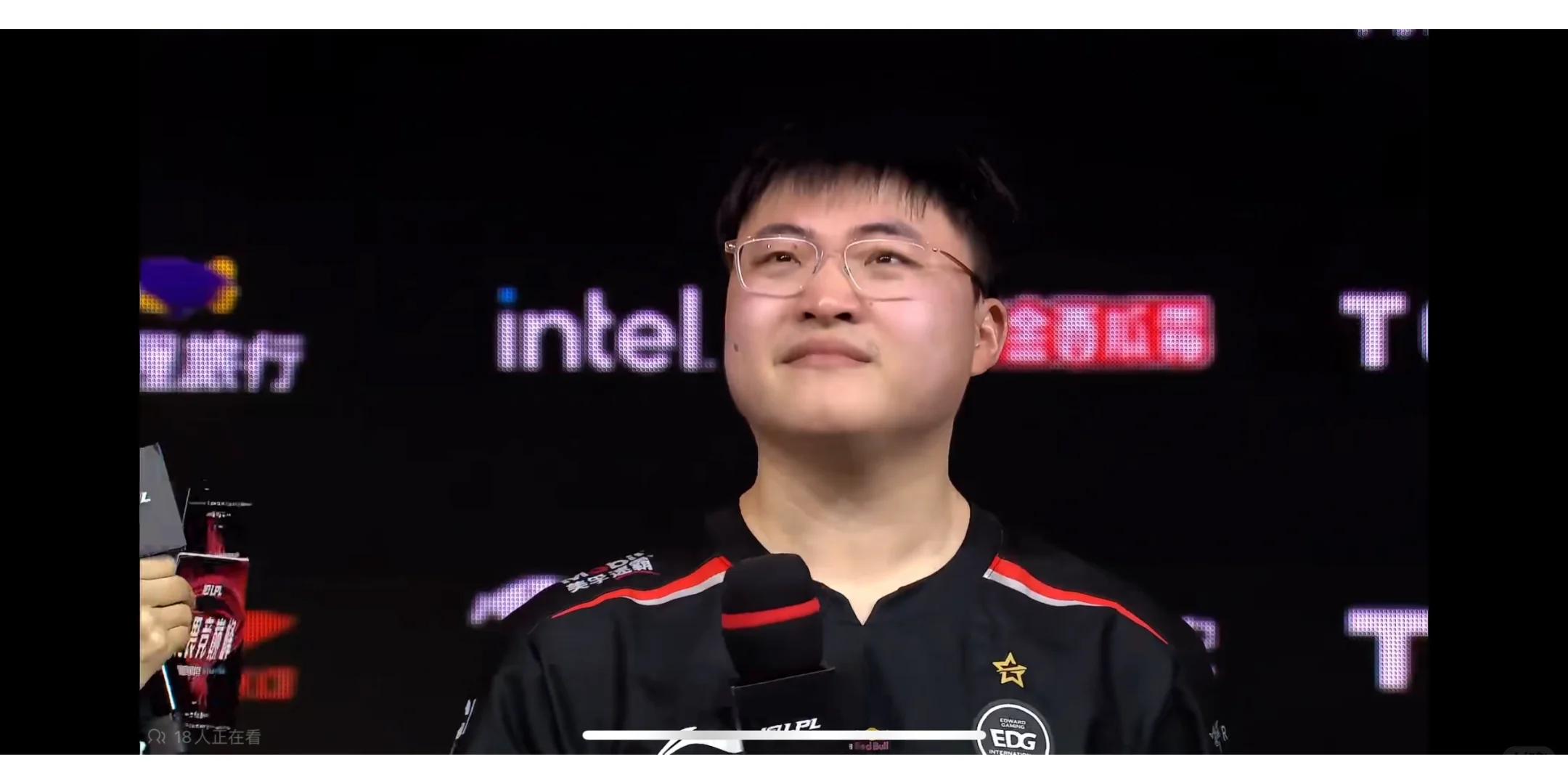 Uzi迎来五赛季高光表现，RNG球迷沸腾！